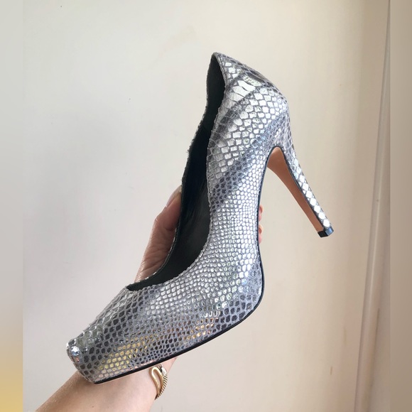 White House Black Market Metallic Silver Snake Heels Pumps scallop edge size 8 - Picture 8 of 17